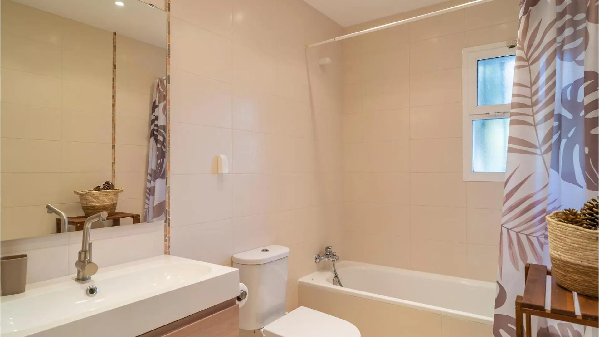 2 Bedroom Amazing Home In Vinuela 0*,